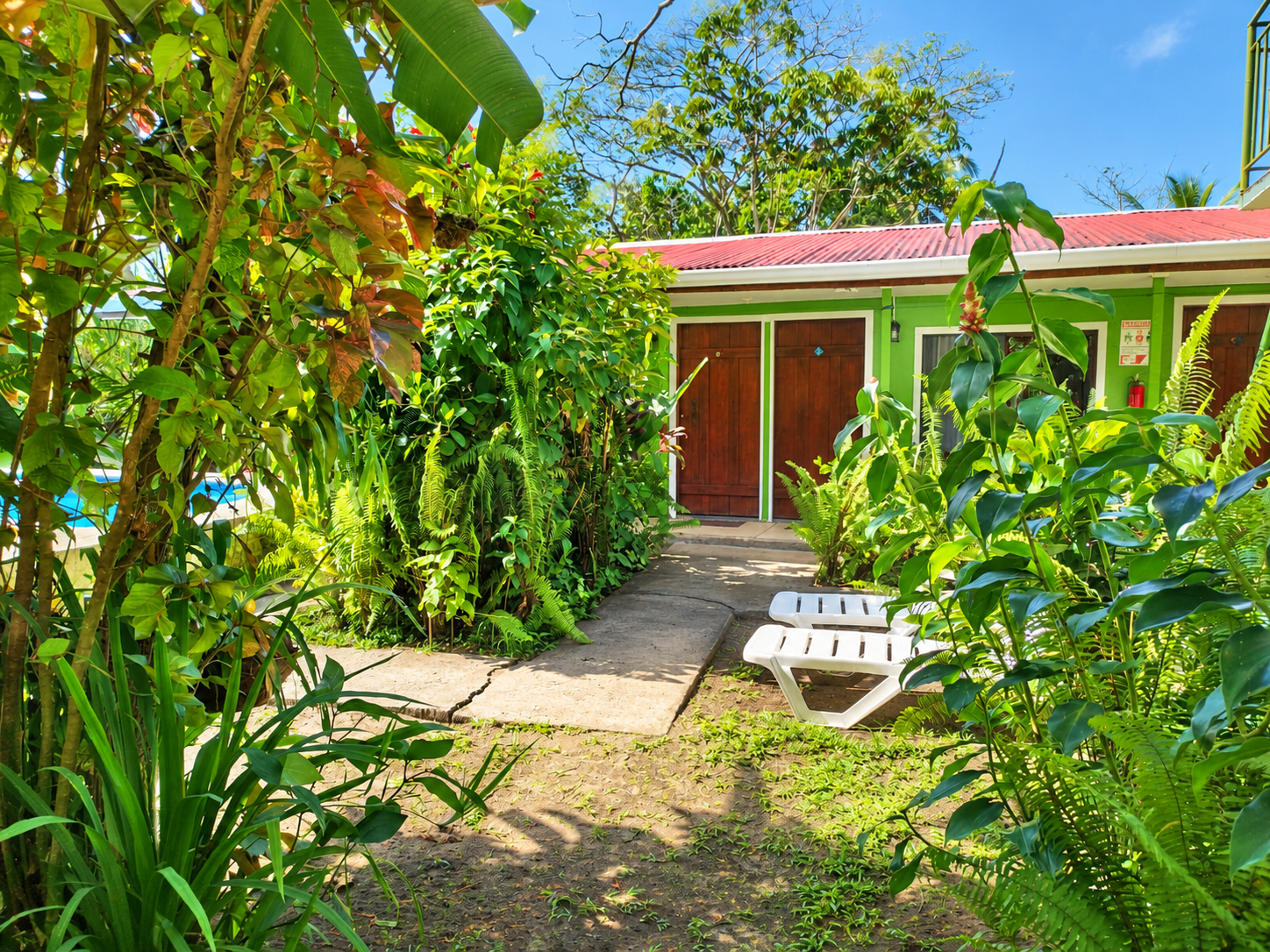 Jardín tropical y habitaciones junto a la piscina de La Casona