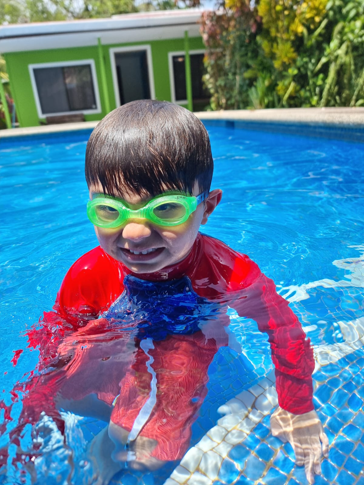 Un momento en familia disfrutando de la piscina